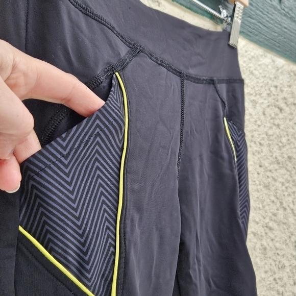 Koral Rivalry Crop leggings in geo and black 26 in inseam SEE MEASUREMENTS - Picture 3 of 9